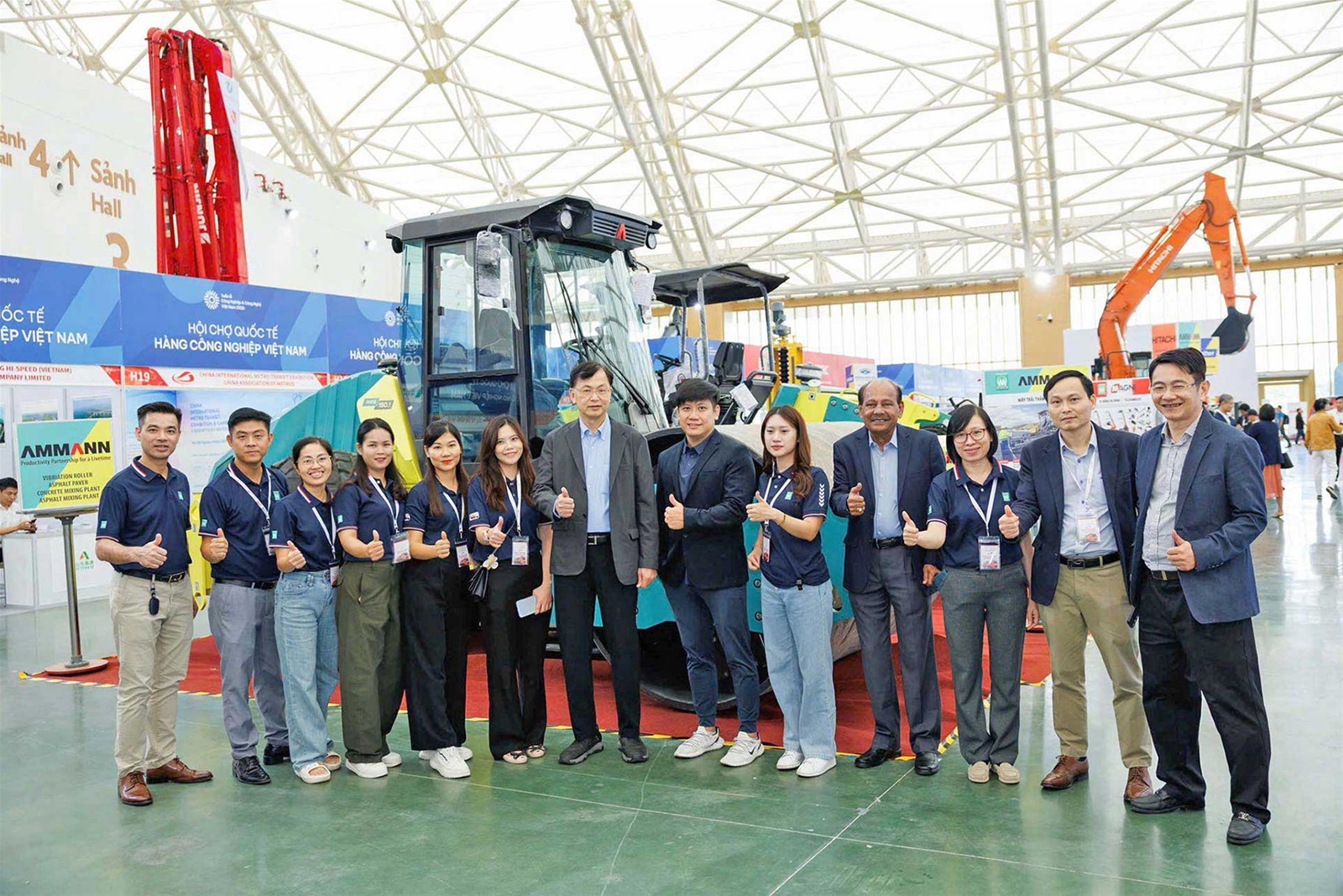 Team MICO GROUP chụp ảnh cùng cán bộ AMMANN tại Triển lãm VRT&CON2025