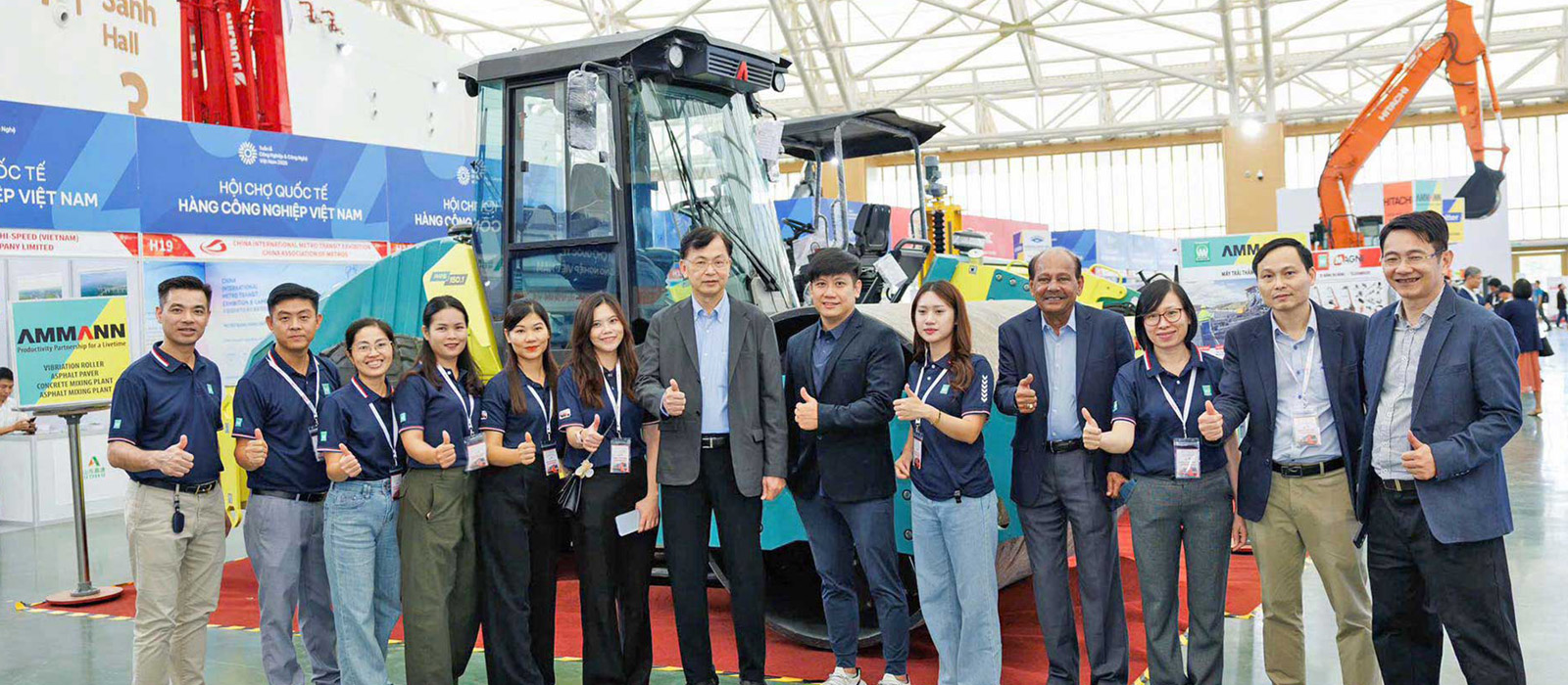 Team MICO GROUP chụp ảnh cùng cán bộ AMMANN tại Triển lãm VRT&CON2025
