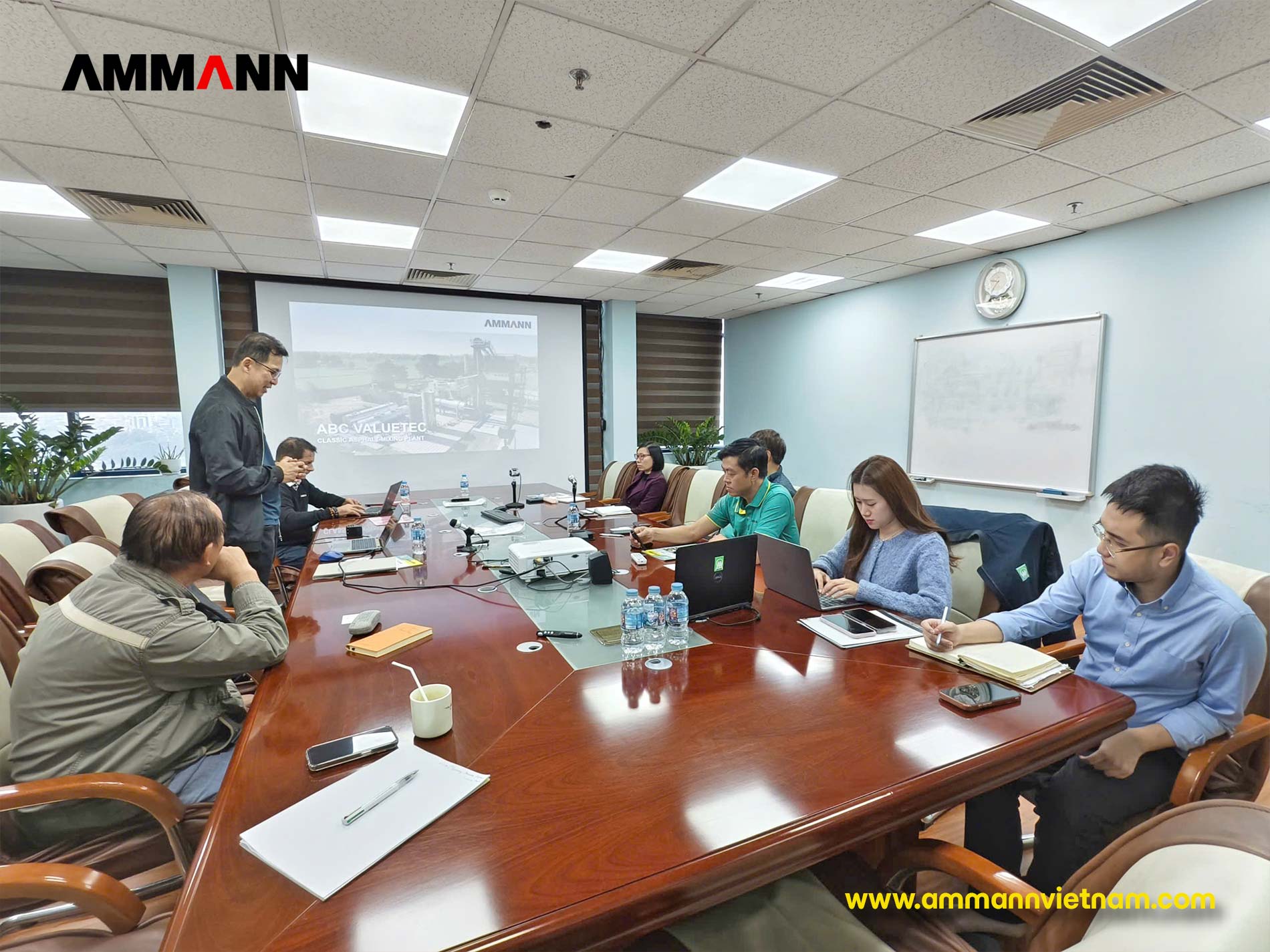 Chuyên gia AMMANN Training thiết bị thi công xây dựng tại Văn phòng MICO GROUP - ảnh 1