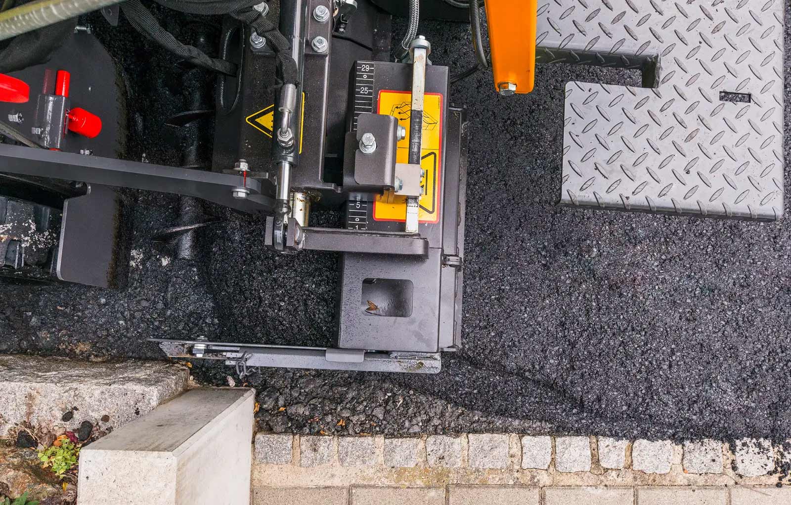 Máy rải nhựa đường mini Ammann ABG 1570